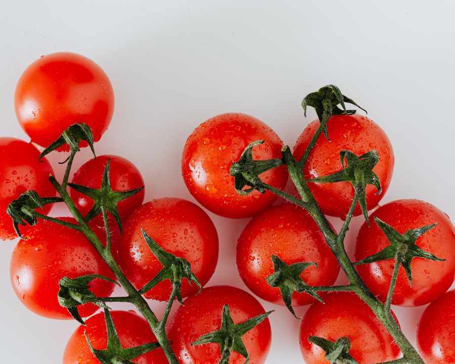 Tomates cherry en rama